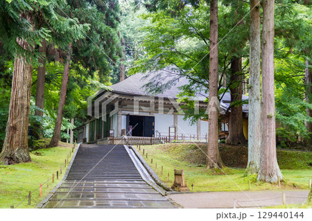 世界遺産の中尊寺金色堂の覆堂 129440144