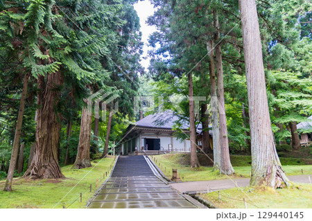 世界遺産の中尊寺金色堂の覆堂 129440145