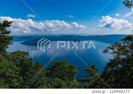 展望台から見る十和田湖 129440277