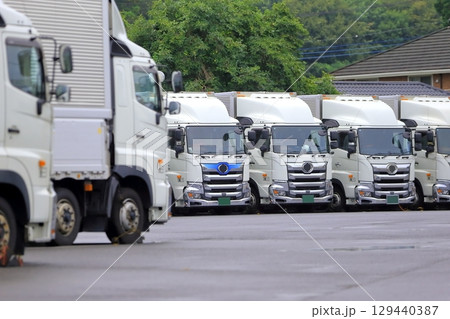 並んだトラック　イメージ 129440387