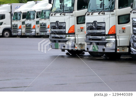 並んだトラック　イメージ 129440389