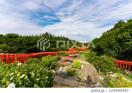 青森県つがる市の高山稲荷神社千本鳥居 129440487