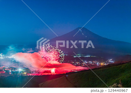 忍野の高台から月明りに照らされた富士山と忍野八海祭りの打ち明け花火 129440967