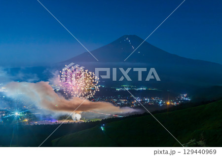 忍野の高台から月明りに照らされた富士山と忍野八海祭りの打ち明け花火 129440969