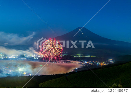 忍野の高台から月明りに照らされた富士山と忍野八海祭りの打ち明け花火 129440977
