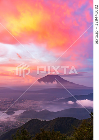 夜明けの新道峠から不思議な雲に飾られた富士山 129441082