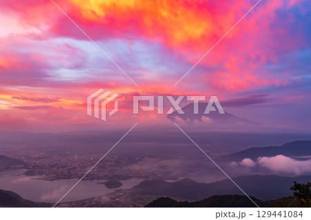 夜明けの新道峠から不思議な雲に飾られた富士山 129441084