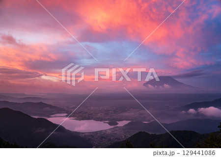 夜明けの新道峠から不思議な雲に飾られた富士山 129441086