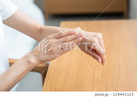 手にクリームを塗る女性 129441323