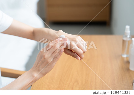 手にクリームを塗る女性 手にクリームを塗る女性 129441325