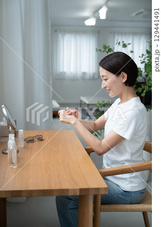 手・腕をUVケアする女性 129441491