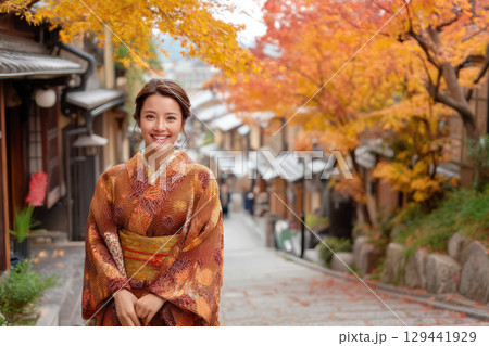 鮮やかに紅葉した古い町並みの着物を着た女性 129441929