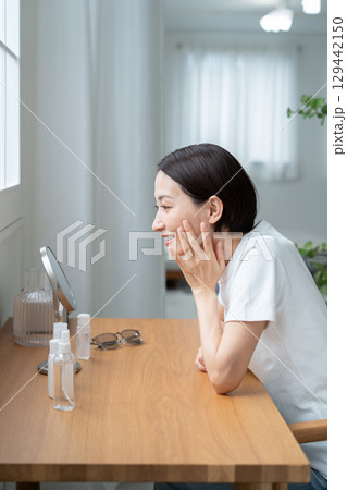 UVケアする女性 129442150