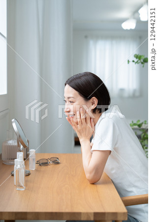 UVケアする女性 UVケアする女性 129442151