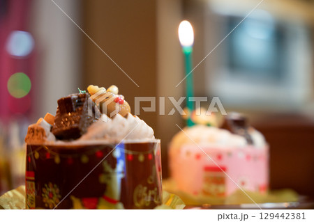 灯りのともるクリスマスケーキ 灯りのともるクリスマスケーキ 129442381