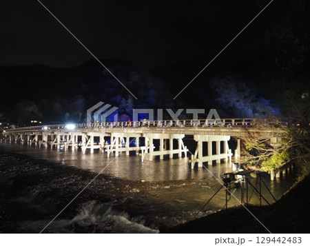 京都　嵐山花灯路　渡月橋ライトアップ⑦ 129442483