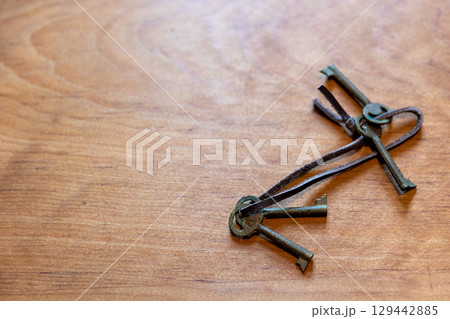 アンティークな鍵束と木目背景_横 129442885