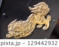 早春の湯島天満宮　黄金の狛犬彫刻 129442932