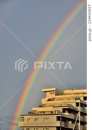 昭島市　雨上がりの空に架かる鮮やかな虹 129443057