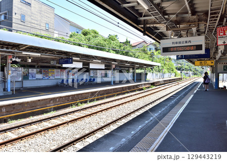 京急久里浜線新大津駅プラットホーム 129443219