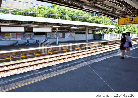 京急久里浜線新大津駅プラットホーム 129443220