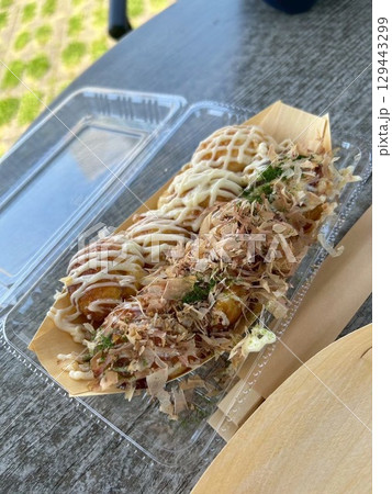 屋外で食べるたこ焼き – ソースとマヨネーズたっぷり　Takoyaki with Bonito  129443299