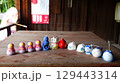 和歌山県春日神社の境内に並べられた可愛い風鈴 129443314