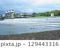 和歌山県紀ノ川の堰を落ちる穏やかな水の流れ 129443316
