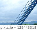 曇り空と斜めにかかる青い階段 129443318