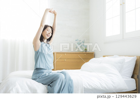 ベッドで寛ぐ女性 ベッドで寛ぐ女性 129443629