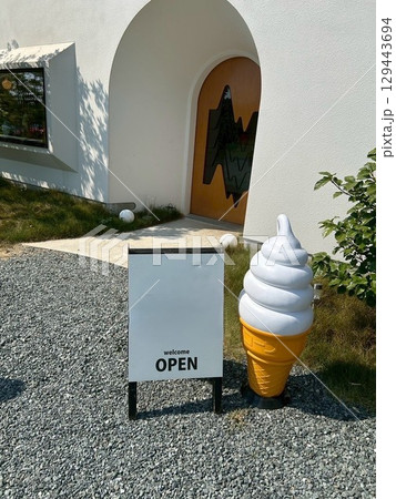 夏のカフェ入口とソフトクリームのオブジェ　Cafe Entrance with Ice Cream 129443694