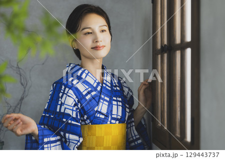 浴衣を着た女性　　 129443737