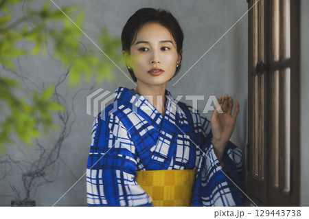 浴衣を着た女性　　 129443738