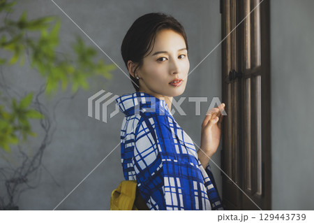 浴衣を着た女性 浴衣を着た女性 129443739