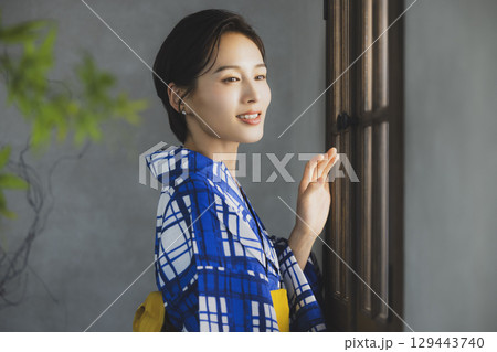 浴衣を着た女性　　 129443740