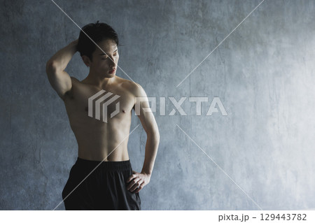 筋肉を鍛える男性 筋肉を鍛える男性 129443782