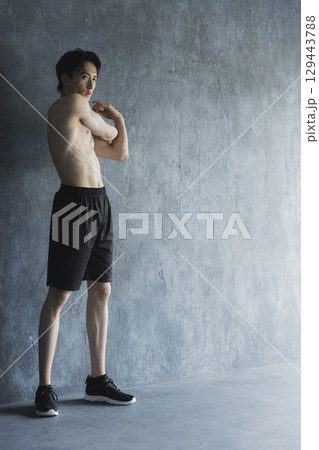 筋肉を鍛える男性 筋肉を鍛える男性 129443788