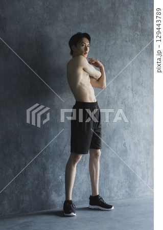 筋肉を鍛える男性 筋肉を鍛える男性 129443789