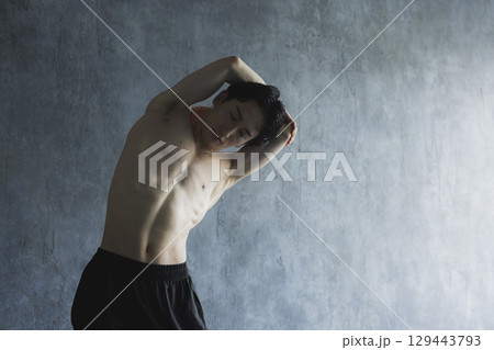 筋肉を鍛える男性 129443793