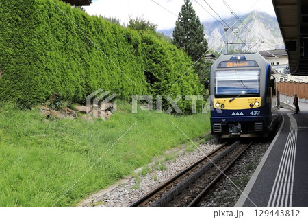 グリンデルワルトターミナル駅に到着するベルナーオーバーラント鉄道 129443812