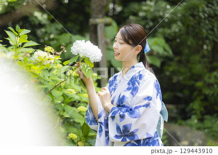 浴衣を着た男女 129443910