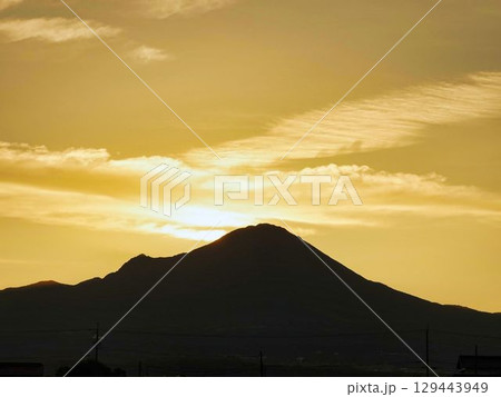 夕日に染まる山 夕日に染まる山 129443949