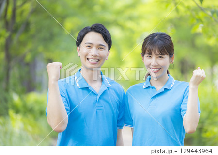 青いポロシャツの男女スタッフ 青いポロシャツの男女スタッフ 129443964