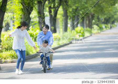 新緑の公園を歩く家族 新緑の公園を歩く家族 129443985