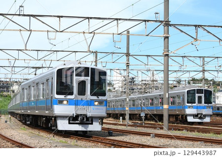 車両基地で並ぶ小田急電鉄2000形（急行・新松田表示）と1000形 129443987