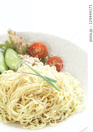 冷やし中華 129444171