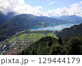 ハーダークルム展望台からのトゥーン湖とインターラーケンの町 129444179
