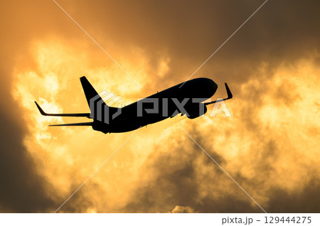 夕景をバックに離着陸する飛行機 129444275