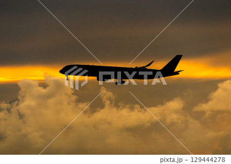 夕景をバックに離着陸する飛行機 夕景をバックに離着陸する飛行機 129444278