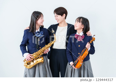 音楽の先生と女子生徒 ポートレート 音楽の先生と女子生徒 ポートレート 129444317